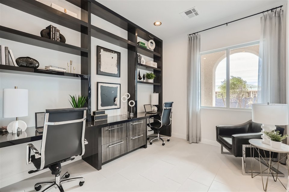 A room with a desk and chairs.