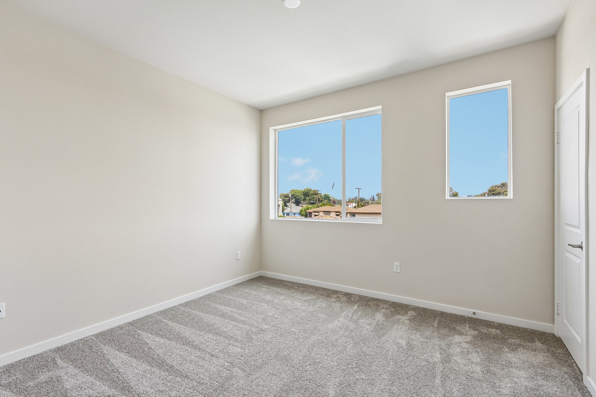A room with a window and a carpet.