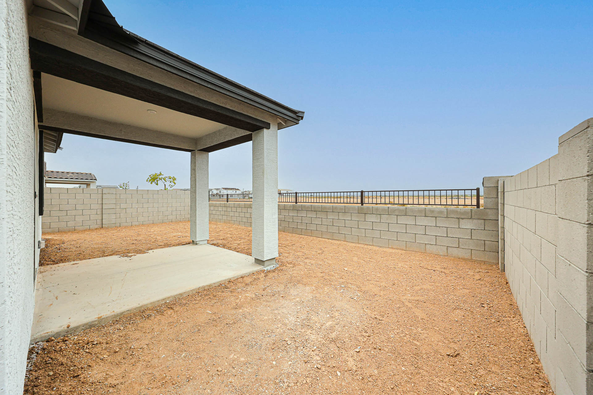 A concrete wall with pillars.