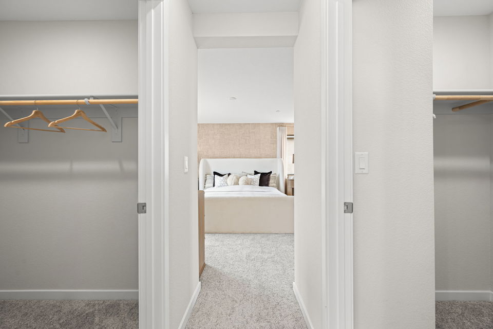 A bathroom with a sink and a mirror.