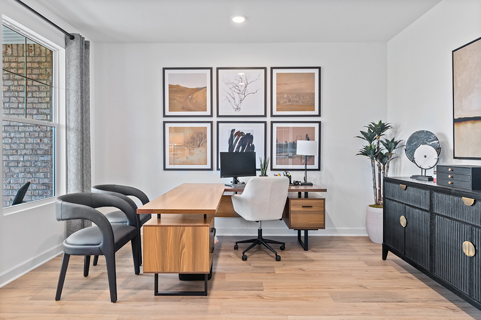 A room with a desk and chairs.