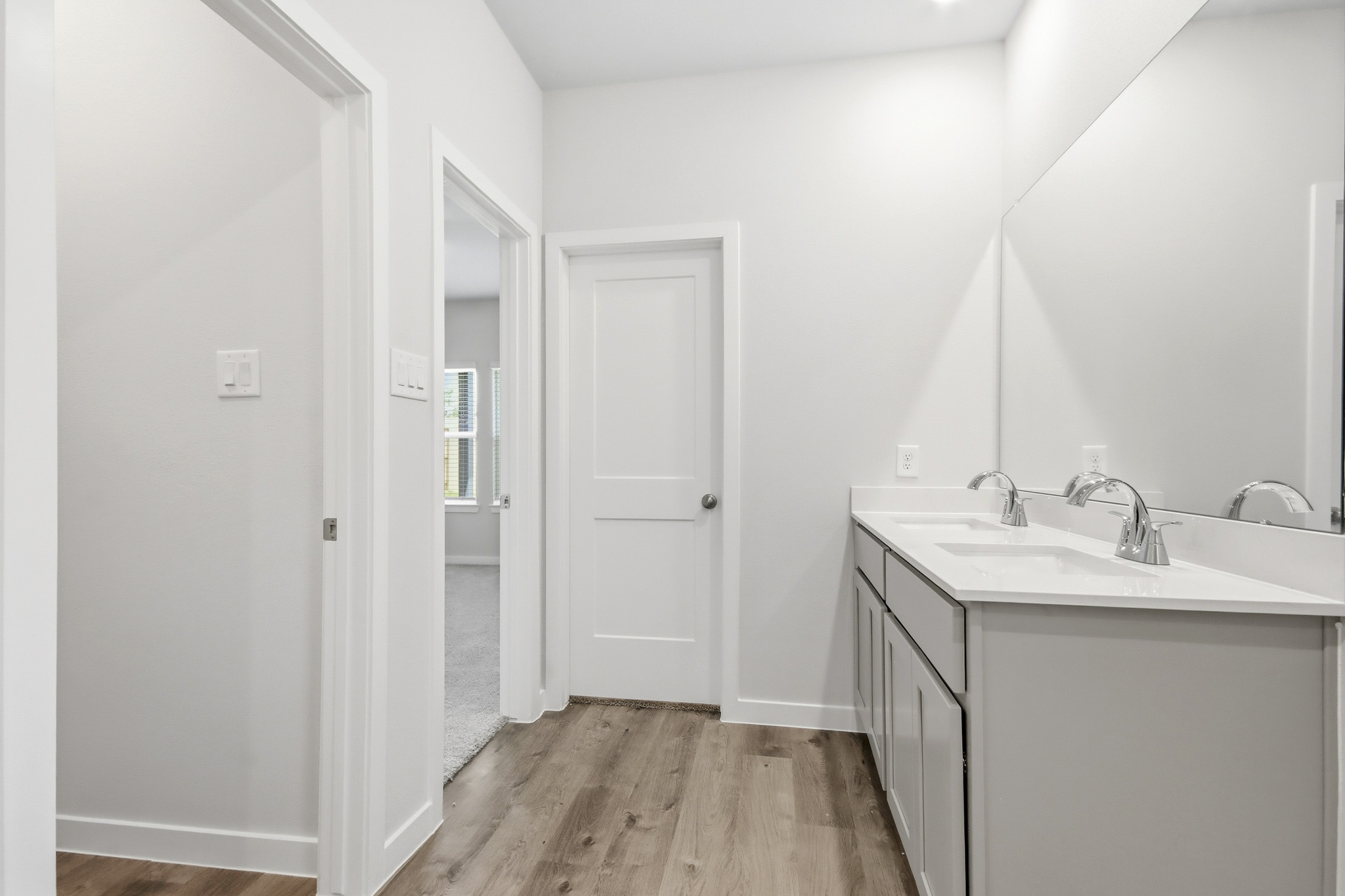 A bathroom with a sink and a mirror.