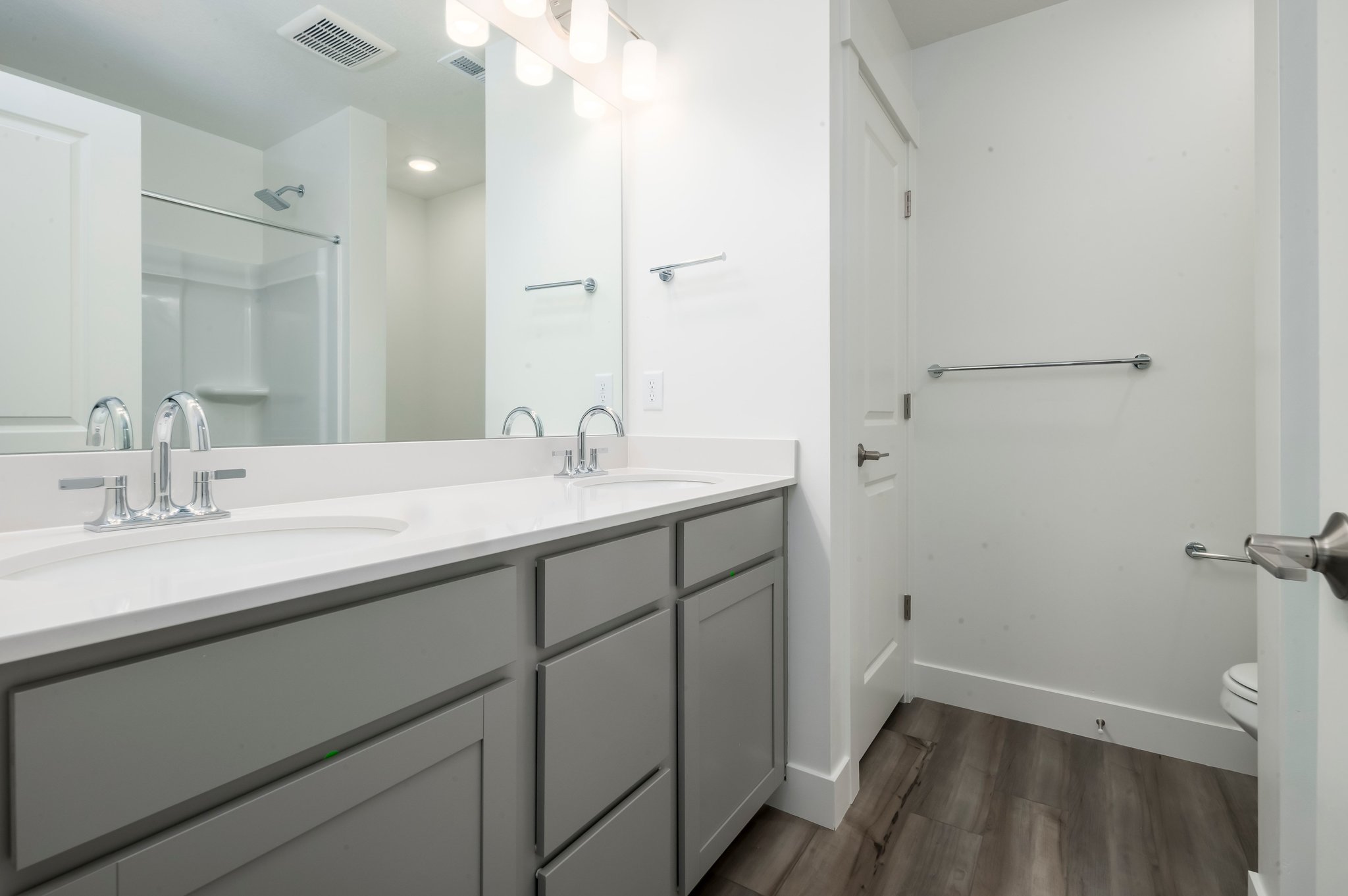 A bathroom with a sink and a mirror.